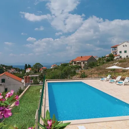 Two-bedroom In Splitska